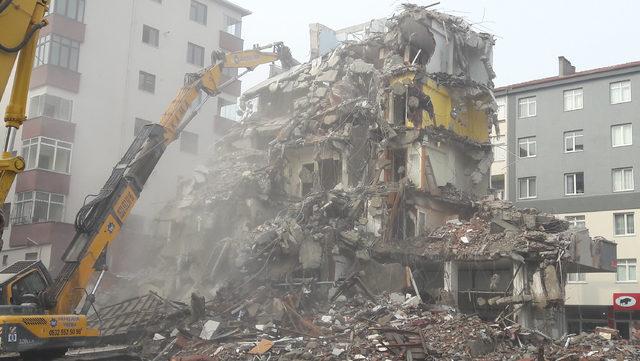 Kartal'da ikinci binanın yıkımı devam ediyor