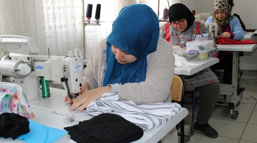 Hem meslek öğreniyorlar hem para kazanıyorlar