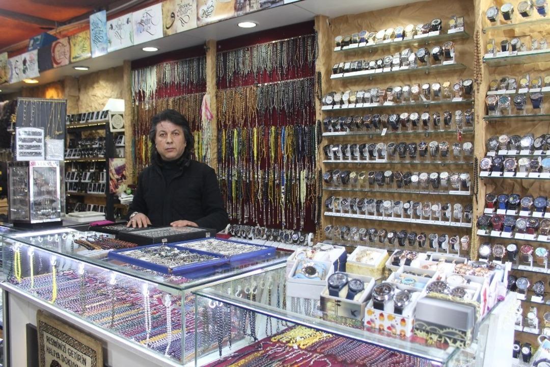 Hediyelik eşya d&uuml;kkanında 100 bin TL&rsquo;lik hırsızlık