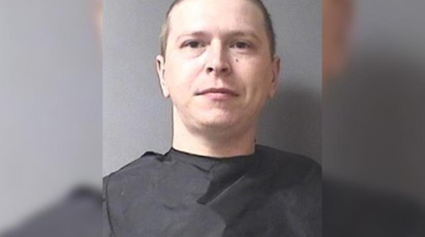 Uyandığında karısını başka bir adamla yakaladı