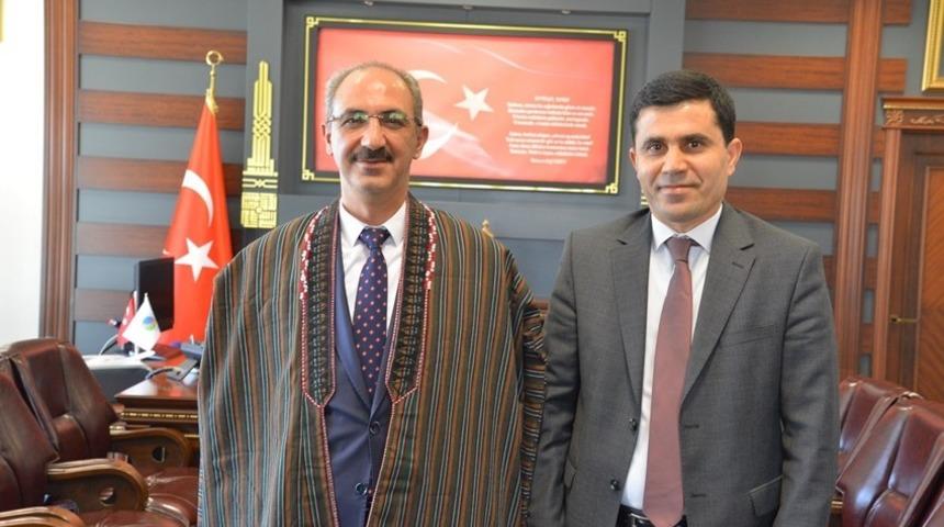 Rekt&ouml;r Karakaya, Tolo-E Saadet &Uuml;niversitesi c&uuml;bbesi giydi