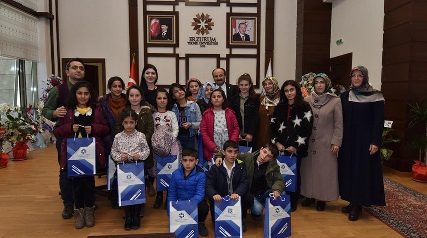 Nene Hatun &Ccedil;ocuk Evleri Sitesi &Ccedil;ocuklarından Rekt&ouml;r &Ccedil;akmak&rsquo;a ziyaret