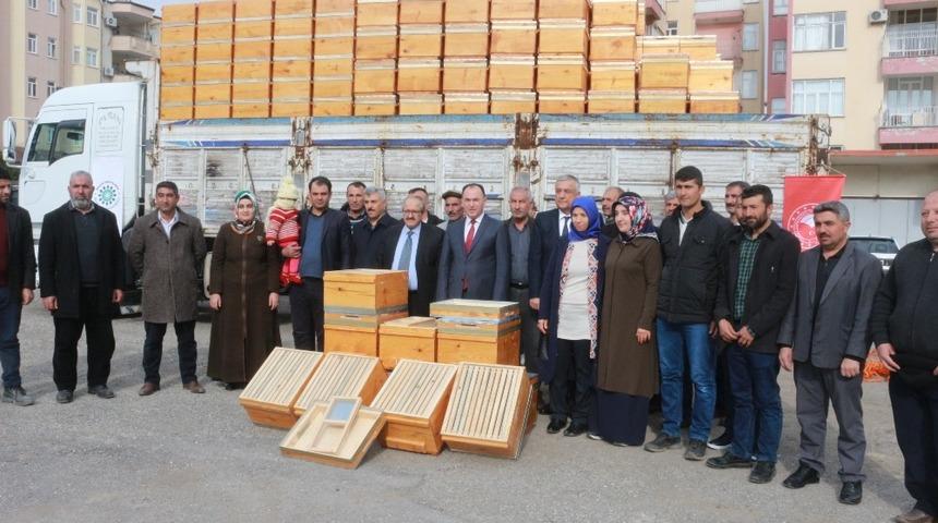 Arı yetiştiricilerine kovan dağıtıldı