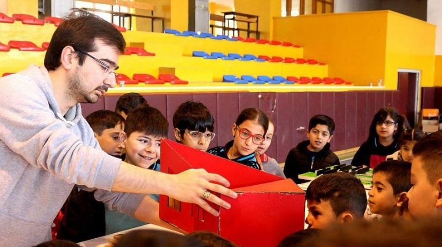 Tales Matematik M&uuml;zesi Gezici tırı Isparta&rsquo;da