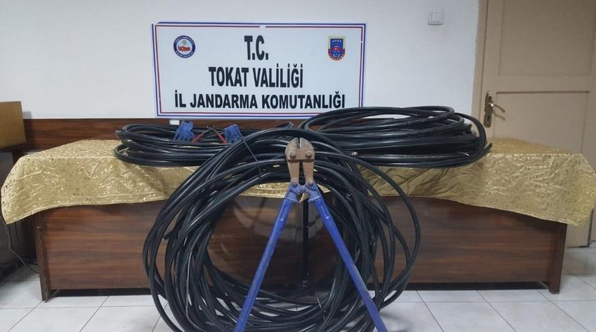 &Ccedil;alacağı kabloları keserken elinde makasla yakalandı