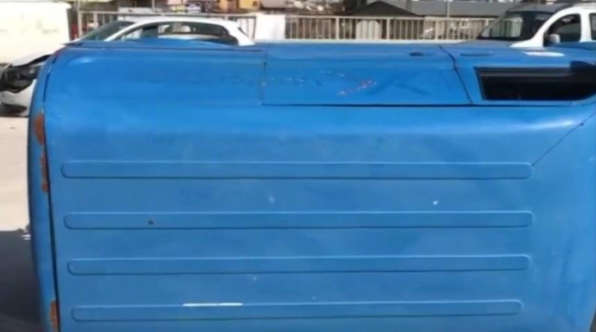 Otomobille &ccedil;arpışan kargo aracı devrildi