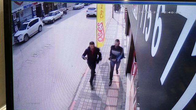 Bacağından bıçaklandı, kemerle turnike yaptı