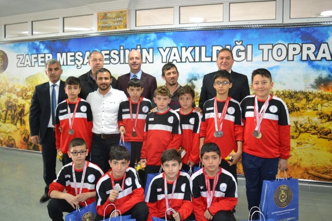 Minik g&uuml;reş&ccedil;ilerden Başkan Bozkurt ve jandarmaya ziyaret