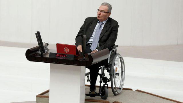 Deniz Baykal, TBMM'de yemin etti