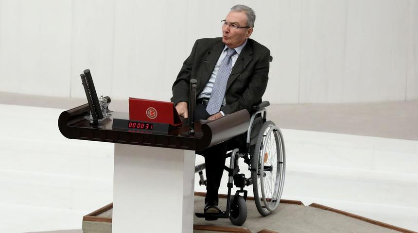 Deniz Baykal, TBMM'de yemin etti