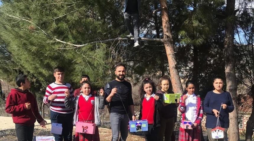 &Ouml;ğrenciler kuşlara yuva yaptı