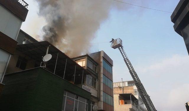 4 katlı binada çıkan yangın güçlükle söndürüldü