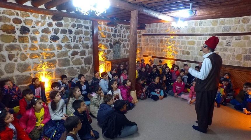 Kahramanmaraş&rsquo;ta &ouml;ğrenciler tarihi yerinde &ouml;ğreniyor