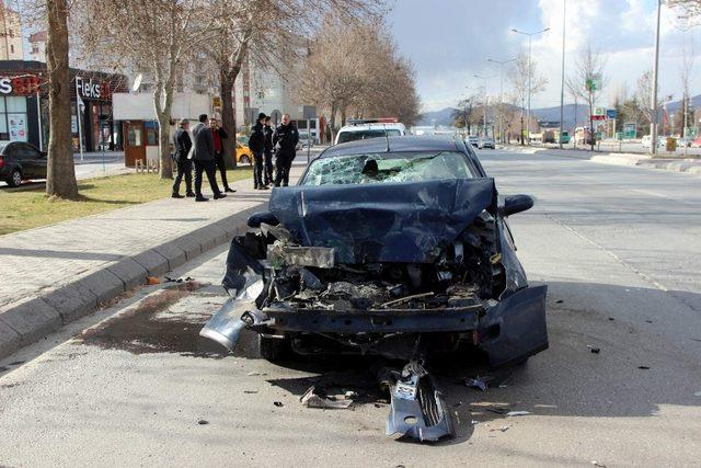 Otomobil halk otobüsüne arkadan çarptı: 3 yaralı