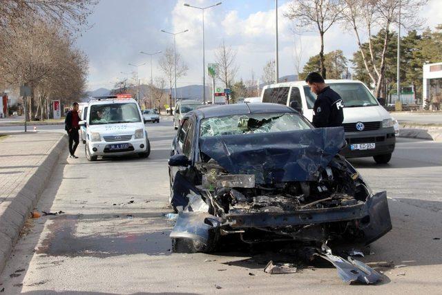 Otomobil halk otobüsüne arkadan çarptı: 3 yaralı