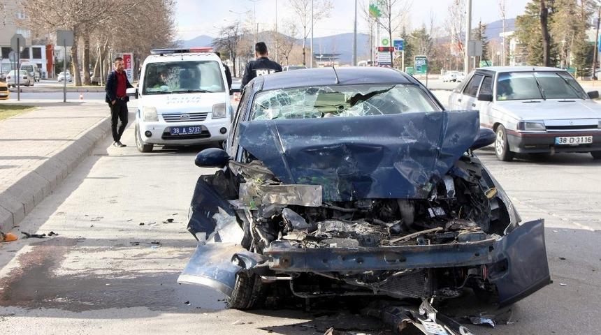 Otomobil halk otob&uuml;s&uuml;ne arkadan &ccedil;arptı: 3 yaralı