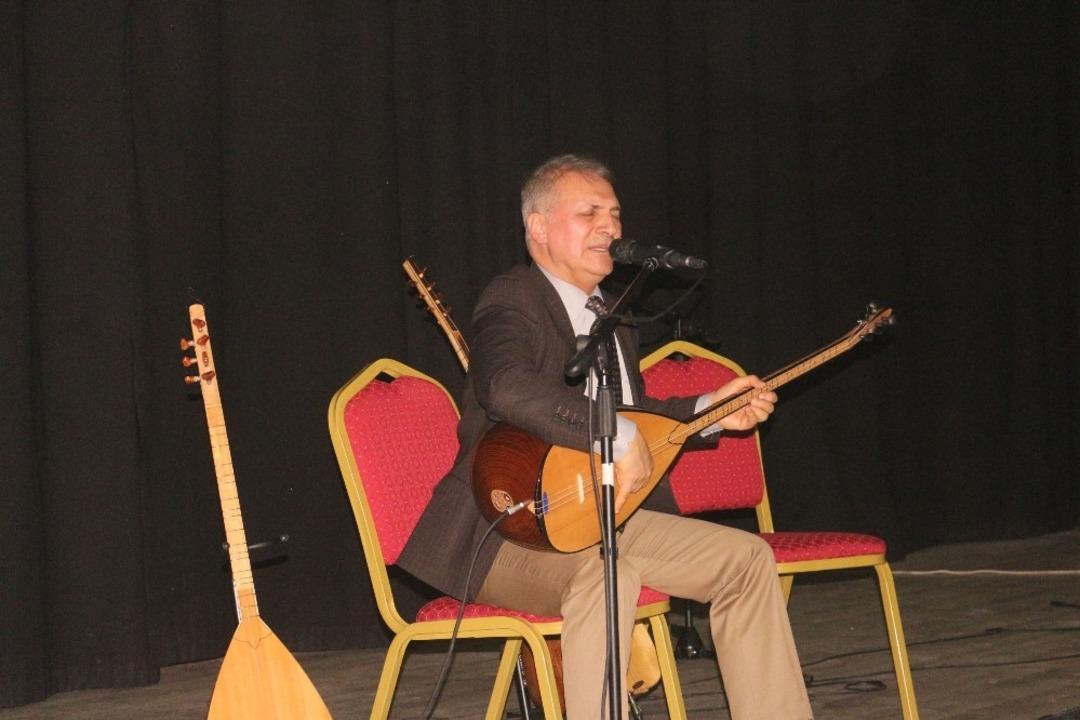 Erol Parlak konseri b&uuml;y&uuml;ledi