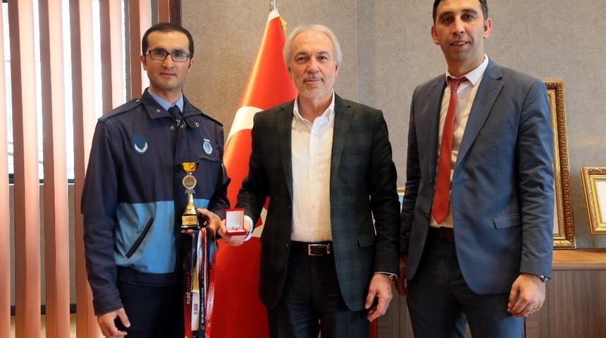Başkan, sporcu memuru ödüllendirdi