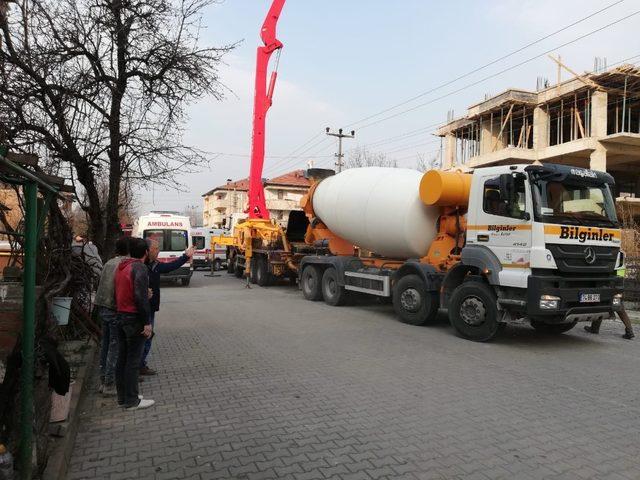 Beton mikseri elektrik tellerine çarptı, operatör ağır yaralı