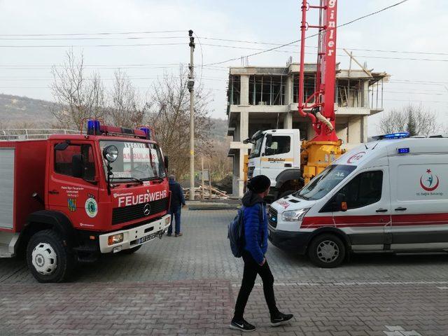 Beton mikseri elektrik tellerine çarptı, operatör ağır yaralı