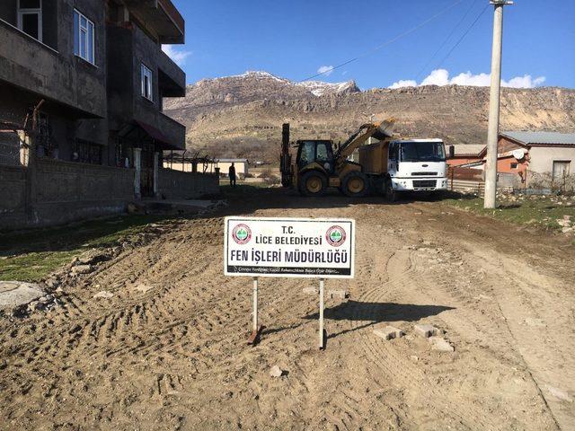 Lice Belediyesi yolların bakım ve onarımına devam ediyor