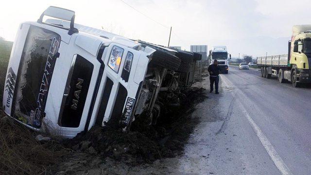 Turgutlu'da küspe yüklü TIR devrildi