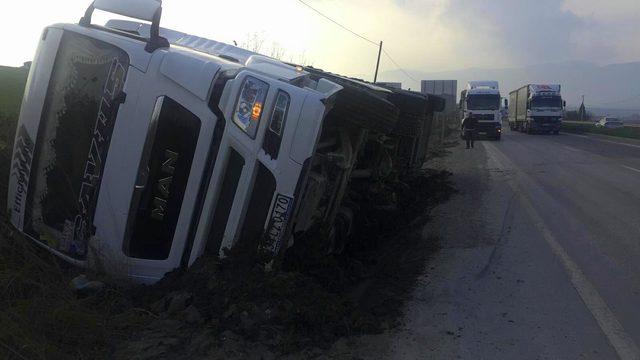 Turgutlu'da küspe yüklü TIR devrildi