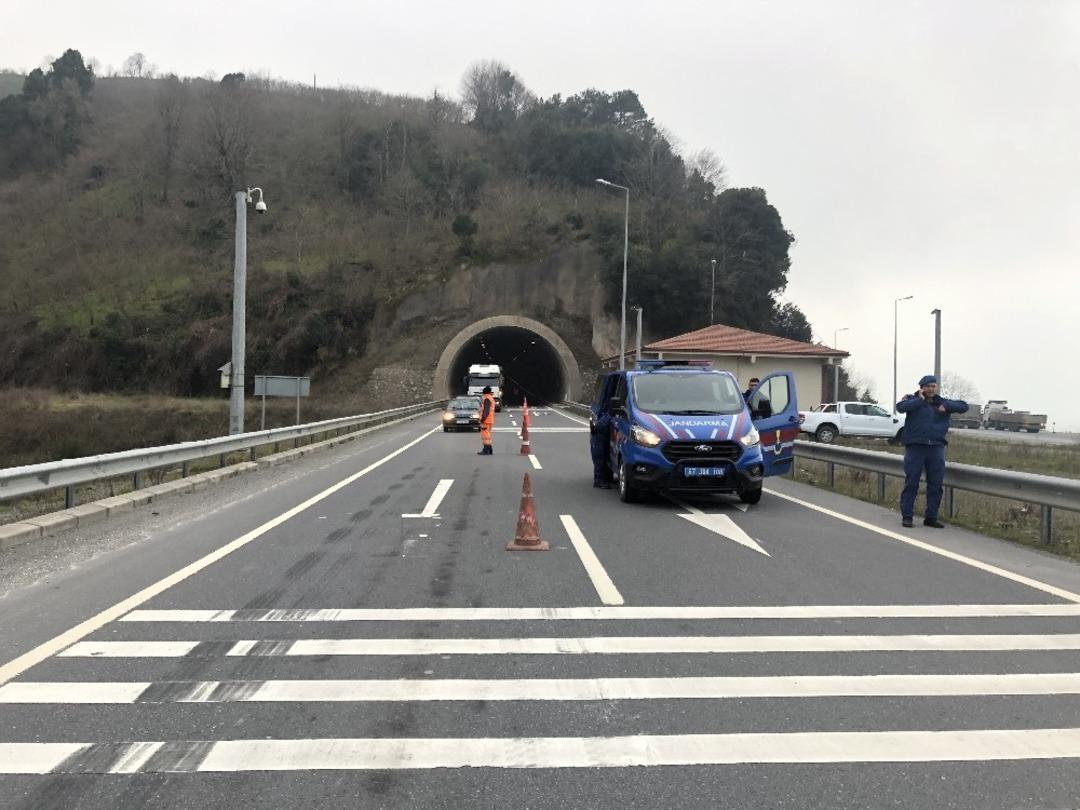Tır s&uuml;r&uuml;c&uuml;s&uuml; acemi s&uuml;r&uuml;c&uuml;ye &ccedil;arpmamak i&ccedil;in kaza yaptı