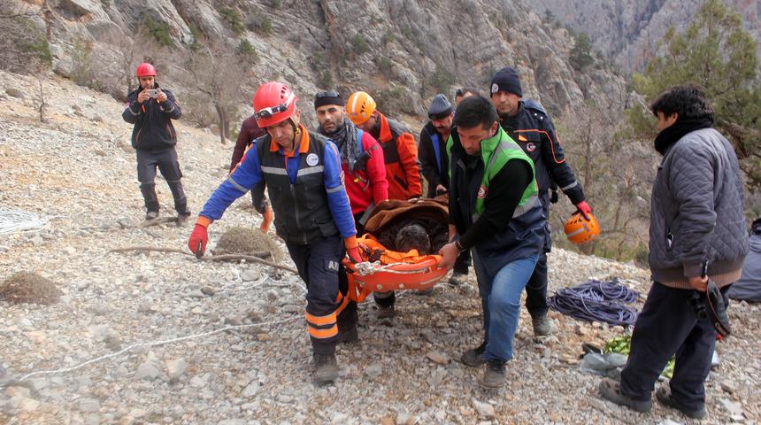 Karaman'da bir kişi avlanırken uçurumdan düştü, 22 saatlik operasyonla kurtarıldı