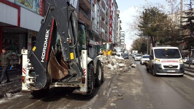 Tatvan’da kar temizleme çalışmaları