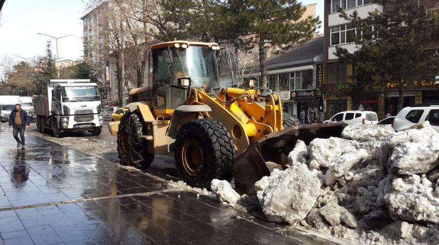 Tatvan&rsquo;da kar temizleme &ccedil;alışmaları
