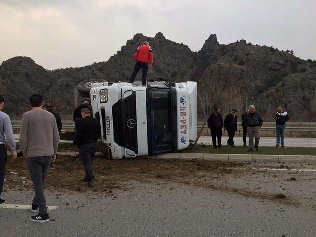 TIR devrildi, D-100 İstanbul-Samsun yönü kapandı