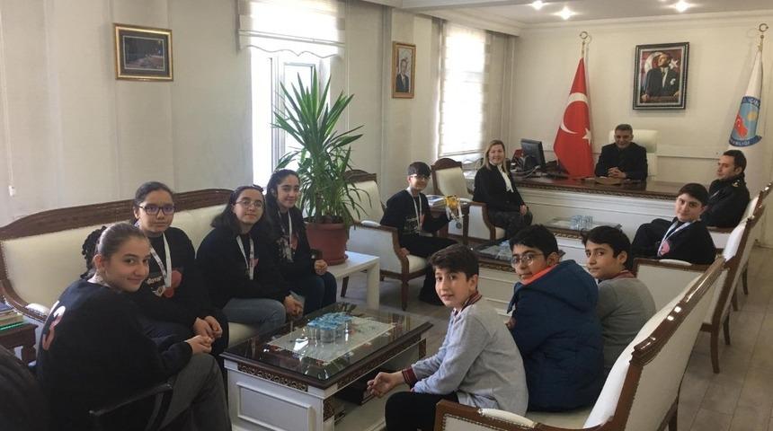 Robotatvan Robotik Kul&uuml;b&uuml;nden Kaymakam &Ouml;zkan&rsquo;a ziyaret