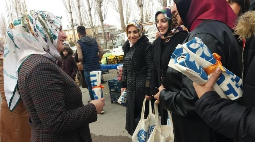 AK Parti&rsquo;li kadınlar bez &ccedil;anta dağıttı