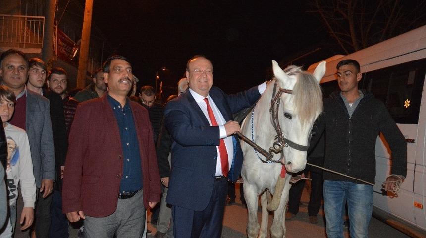 Başkan &Ouml;zakcan&rsquo;ı Kocag&uuml;r&rsquo;de kırat karşıladı