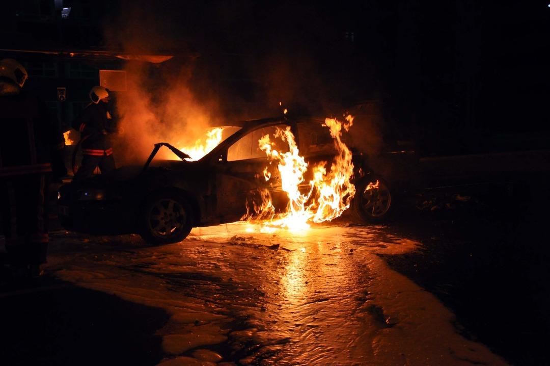 Seyir halindeki ara&ccedil; bir anda alev aldı! Canlarını zor kurtardılar