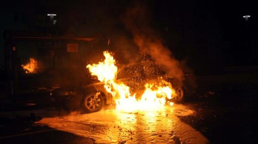 Seyir halindeyken alev alan otomobil k&uuml;le d&ouml;nd&uuml;