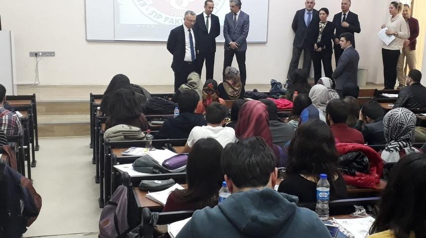 Rekt&ouml;r Levent&rsquo;ten Tıp Fak&uuml;ltesi &ouml;ğrencilerine ziyaret