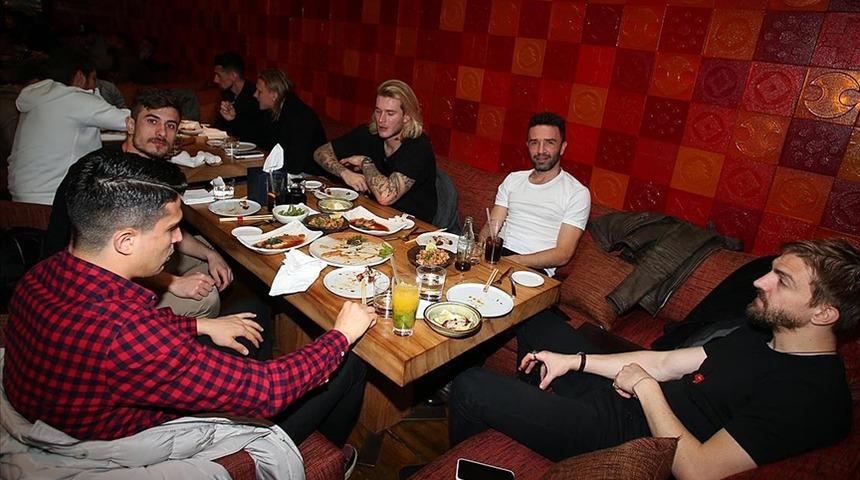 Beşiktaşlı futbolculara Japon restoranında yemek