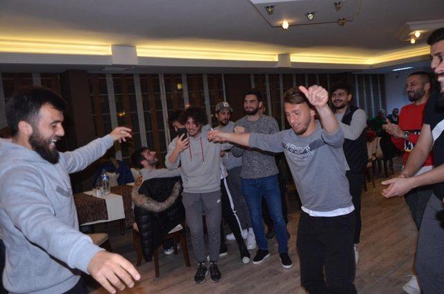 Taraftardan teknik ekip ve futbolculara yemek