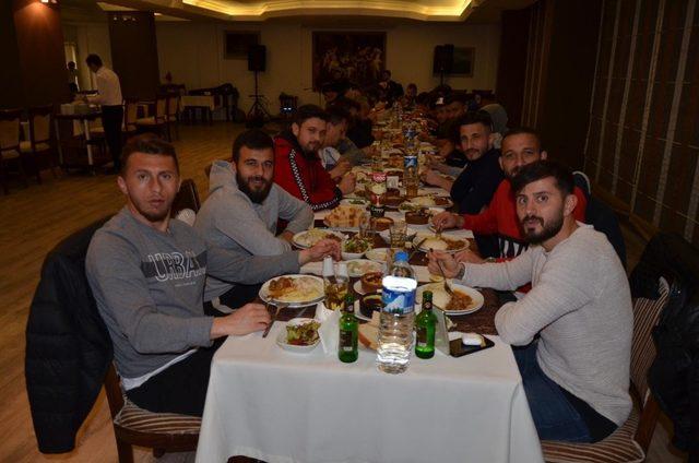 Taraftardan teknik ekip ve futbolculara yemek