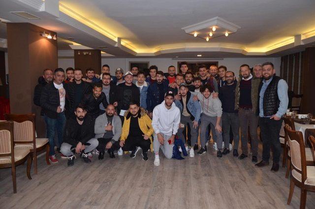 Taraftardan teknik ekip ve futbolculara yemek