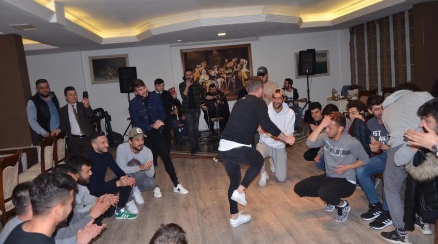 Taraftardan teknik ekip ve futbolculara yemek