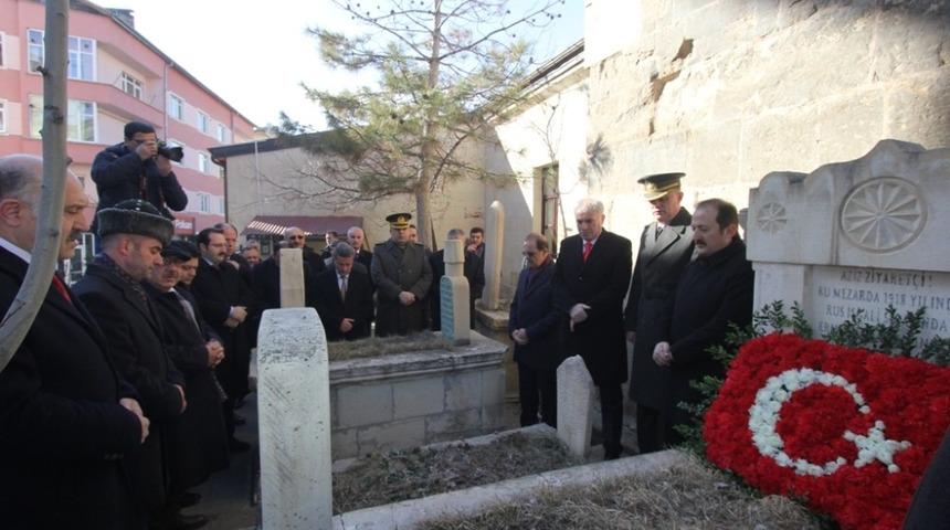 Şehit Başkan kabri başında anıldı