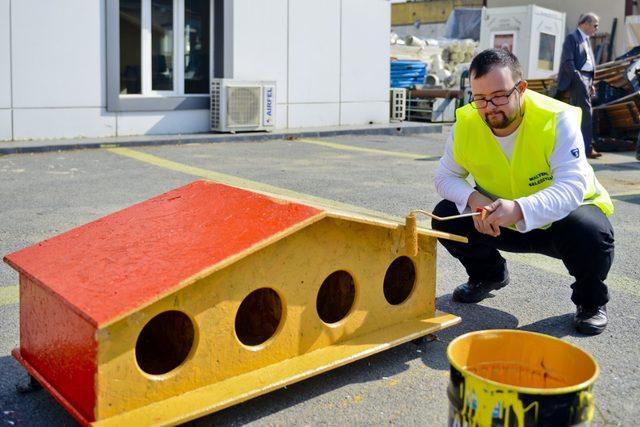 Maltepeli gençler sokaktaki dostları için boyadılar