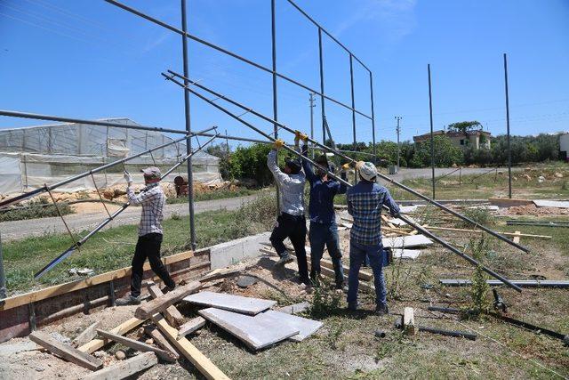 Erdemli Belediyesi’nden Karakeşli’ye futbol sahası