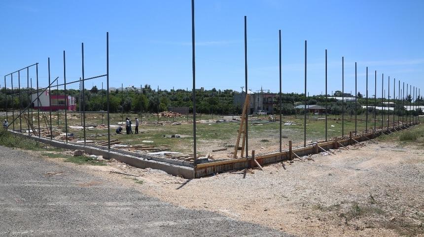 Erdemli Belediyesi&rsquo;nden Karakeşli&rsquo;ye futbol sahası