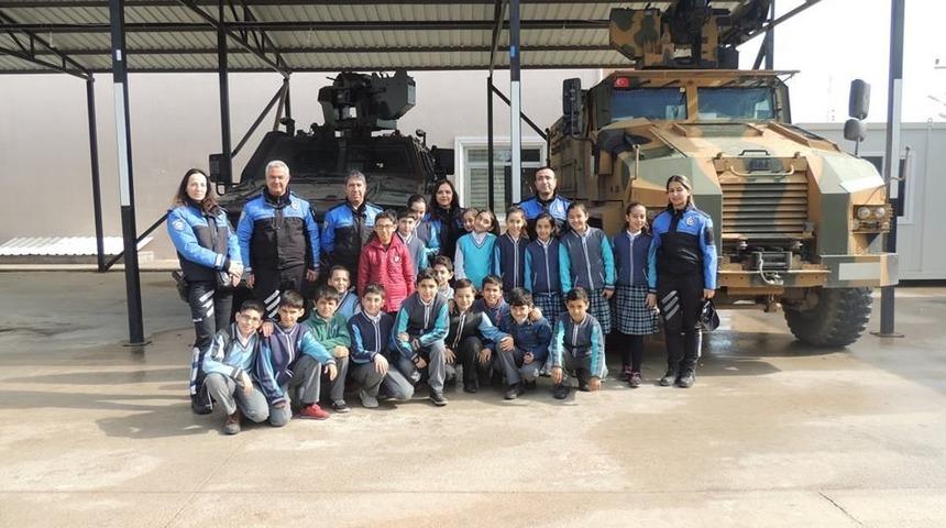 &Ouml;ğrenciler polisin kullandığı ara&ccedil;ları inceledi