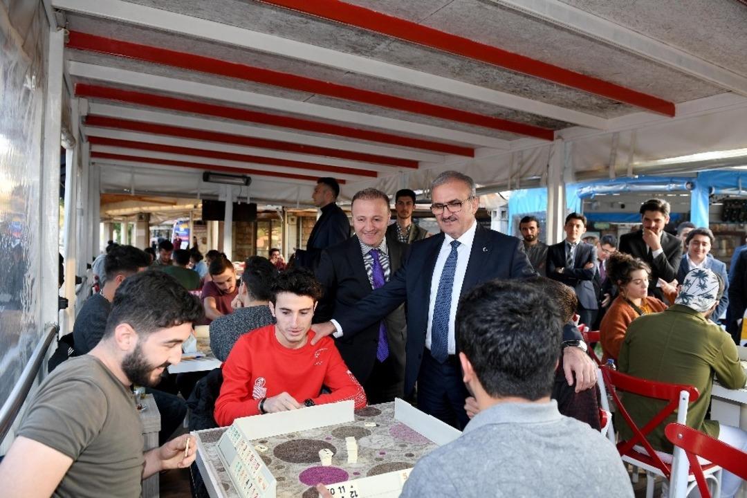 Vali Karaloğlu, &uuml;niversite &ouml;ğrencilerinin &ccedil;ayını i&ccedil;ti