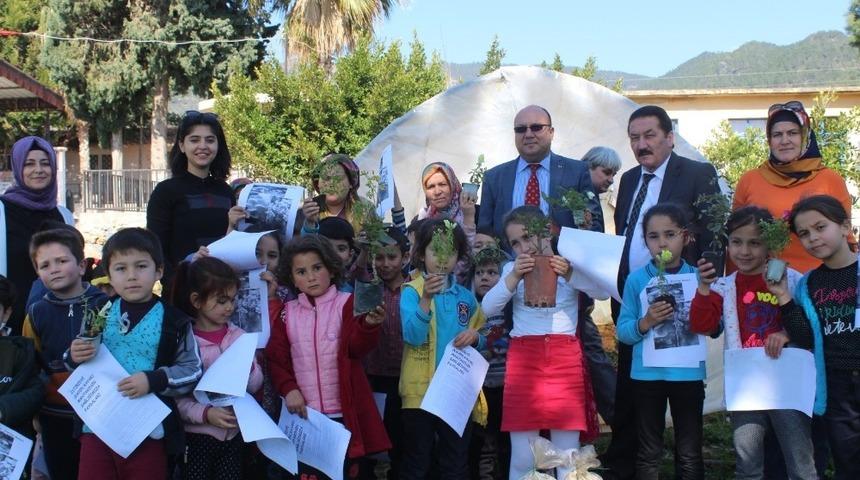 Bozyazı&rsquo;da anasınıfı &ouml;ğrencileri, okul bah&ccedil;esine &ccedil;i&ccedil;ek dikti